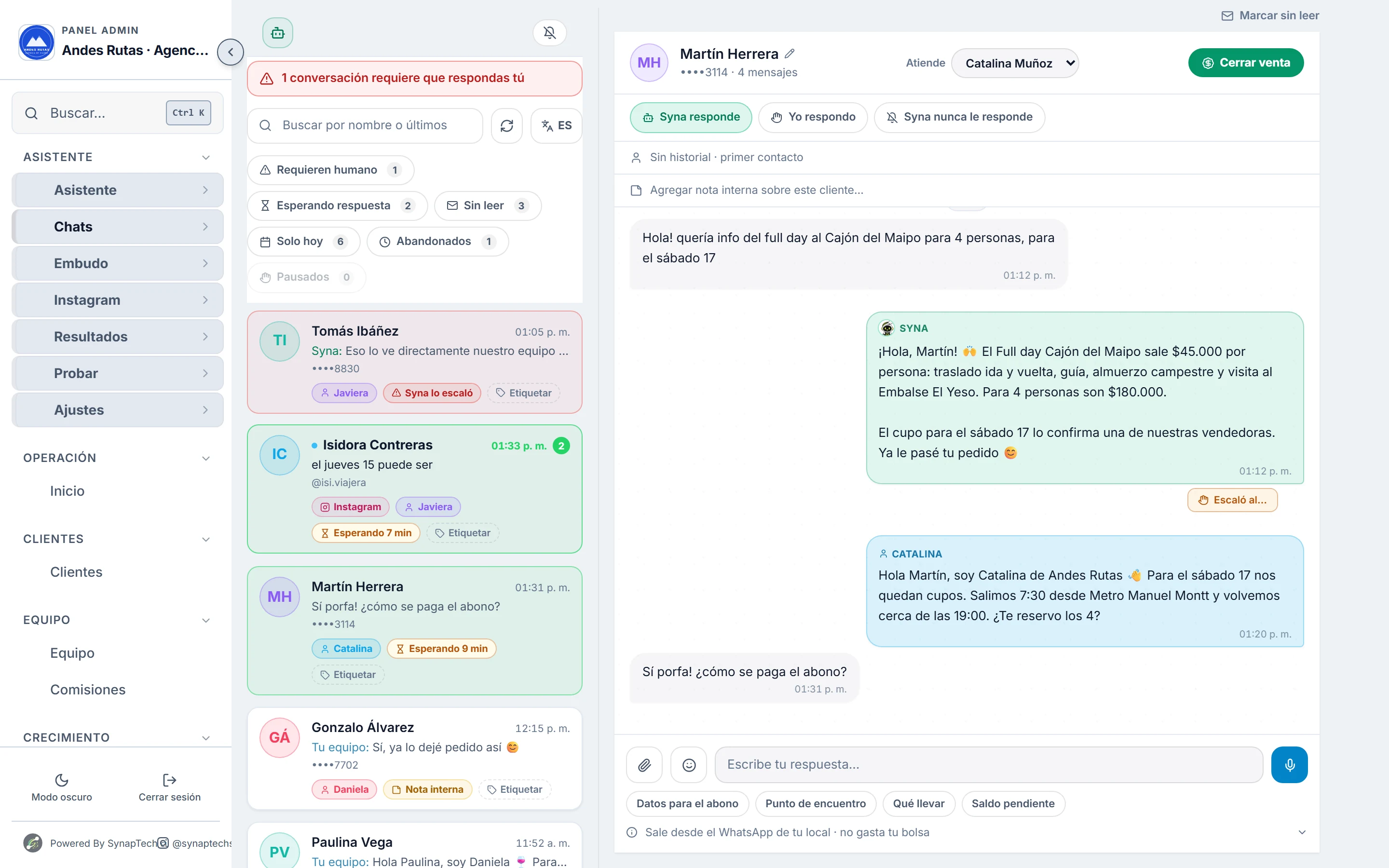 Bandeja con conversaciones de WhatsApp e Instagram atendidas por vendedoras y el asistente